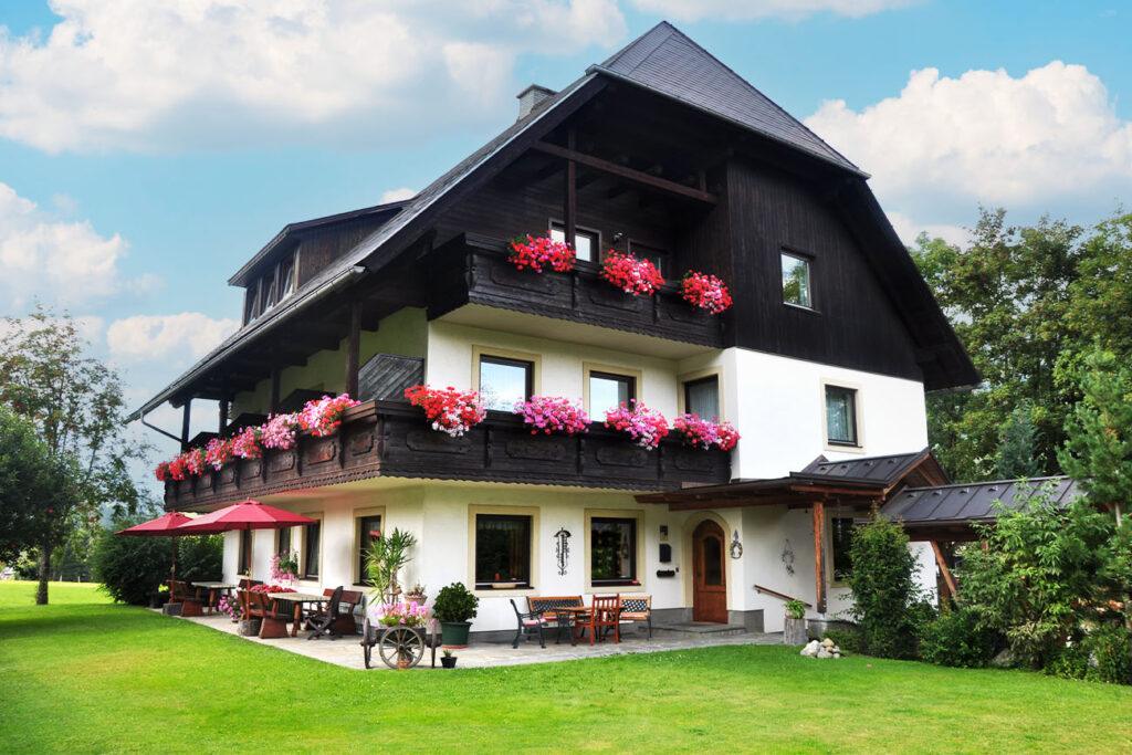 Außenansicht des Gebäudes vom Gästehaus/Pension Mayer am Kreischberg, Bezirk Murau